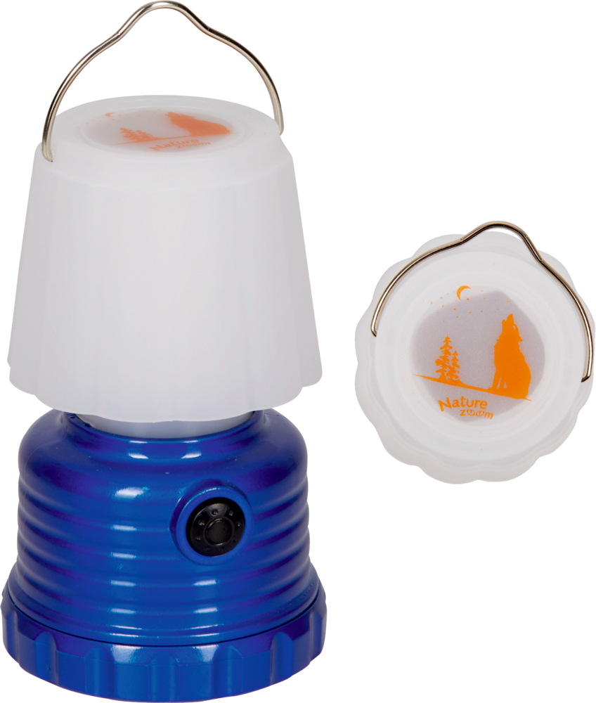 Blaue Campinglaterne mit weißem Schirm, orangefarbenem Wolf- und Baumdesign und einem Griff oben.