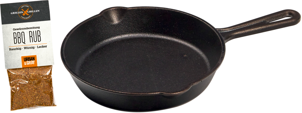 Eine gusseiserne Pfanne steht neben einer Packung BBQ Rub Gewürz.