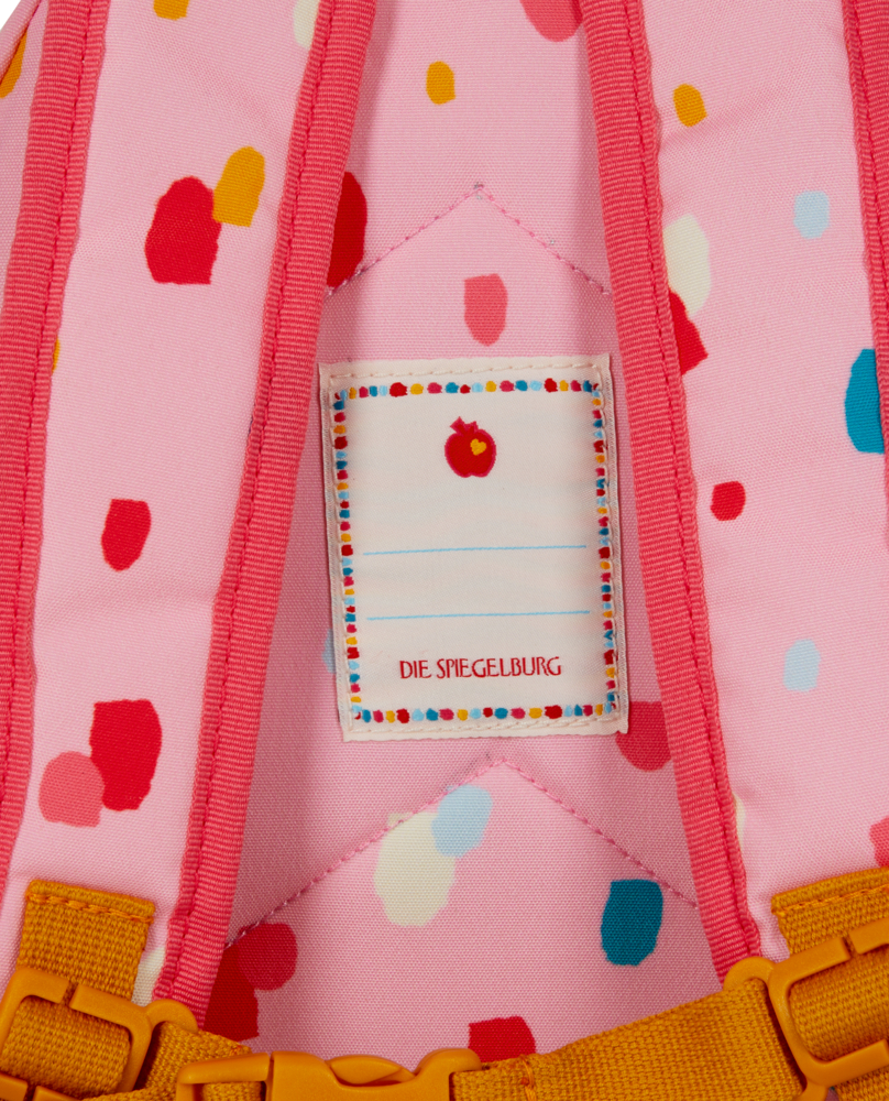 Nahaufnahme des Namensetiketts auf der Rückseite eines rosa Kinderrucksacks.