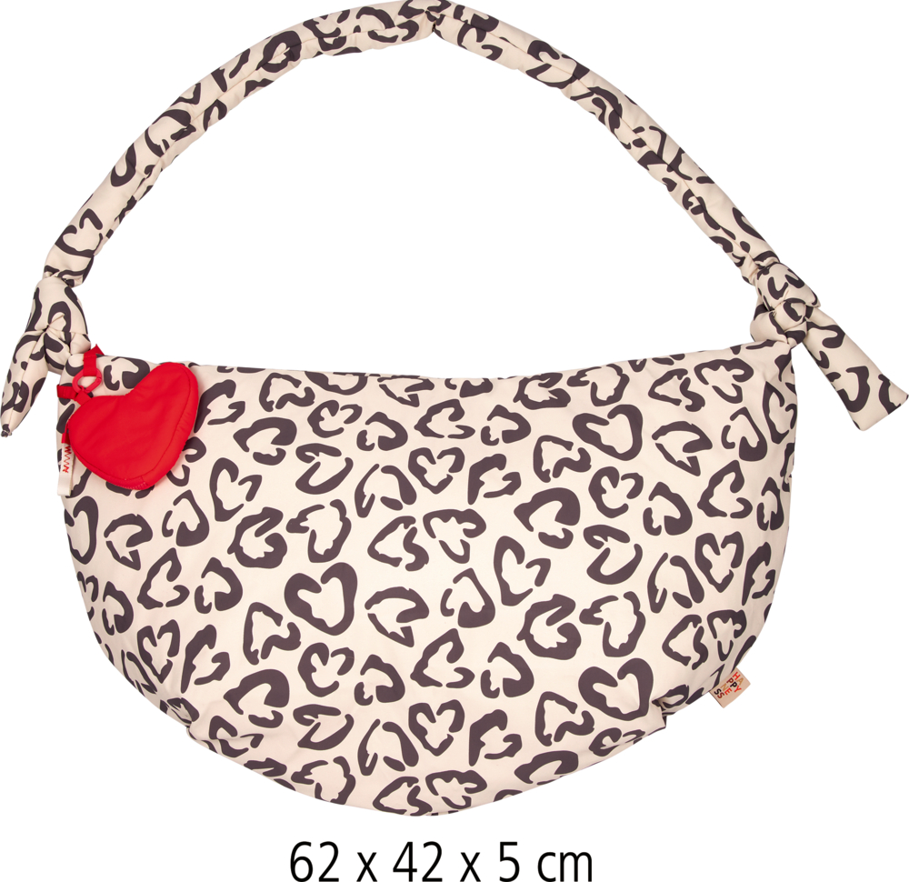 Beiger Shopper mit dunkelgrauem Herz-/Leomuster und rotem Herzanhänger, Maße 62 x 42 x 5 cm.