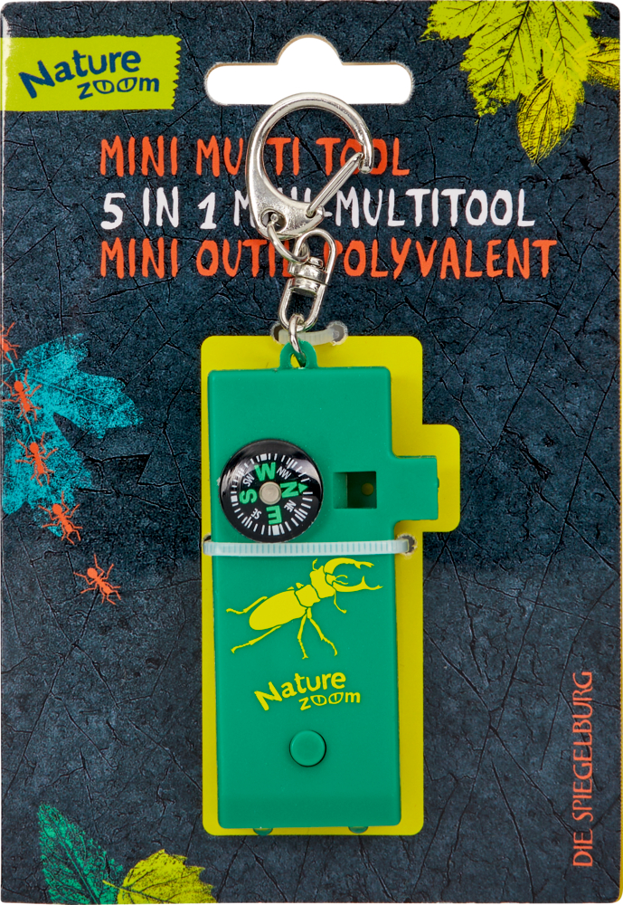 Grüner 5-in-1-Mini-Multitool-Schlüsselanhänger mit Kompass in Nature Zoom-Verpackung auf dunklem Blätterhintergrund.