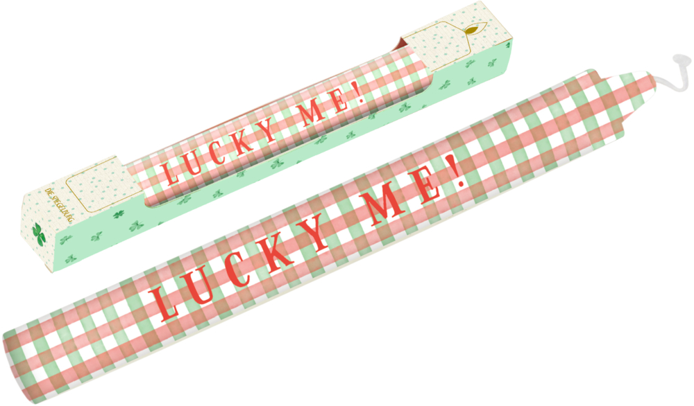 Rechteckige Box und Kerze mit rot-grünem Karomuster und dem Text „LUCKY ME!“.