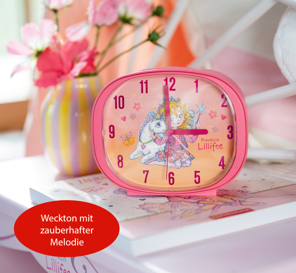 Ein pinkfarbener Prinzessin Lillifee Wecker zeigt 03:00. Die Uhr steht auf einem bunten Kinder-Nachttisch.