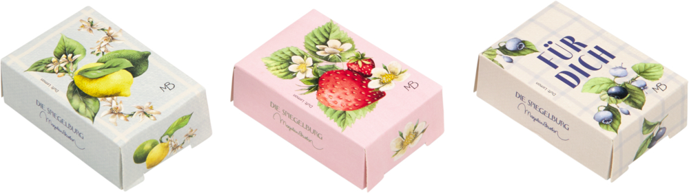 Drei verzierte Schachteln mit Abbildungen von Zitrone, Erdbeere und Heidelbeere sowie floralen Mustern.