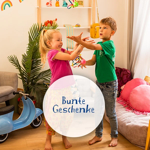Bunte Geschenke Ein Mädchen und ein Junge werfen bunte Flummis in die Luft