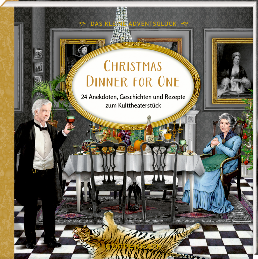 Älteres Paar am festlich gedeckten Tisch in prunkvollem Raum mit Tigerfell und Weihnachtsdeko, auf dem Cover von "Christmas Dinner for one".