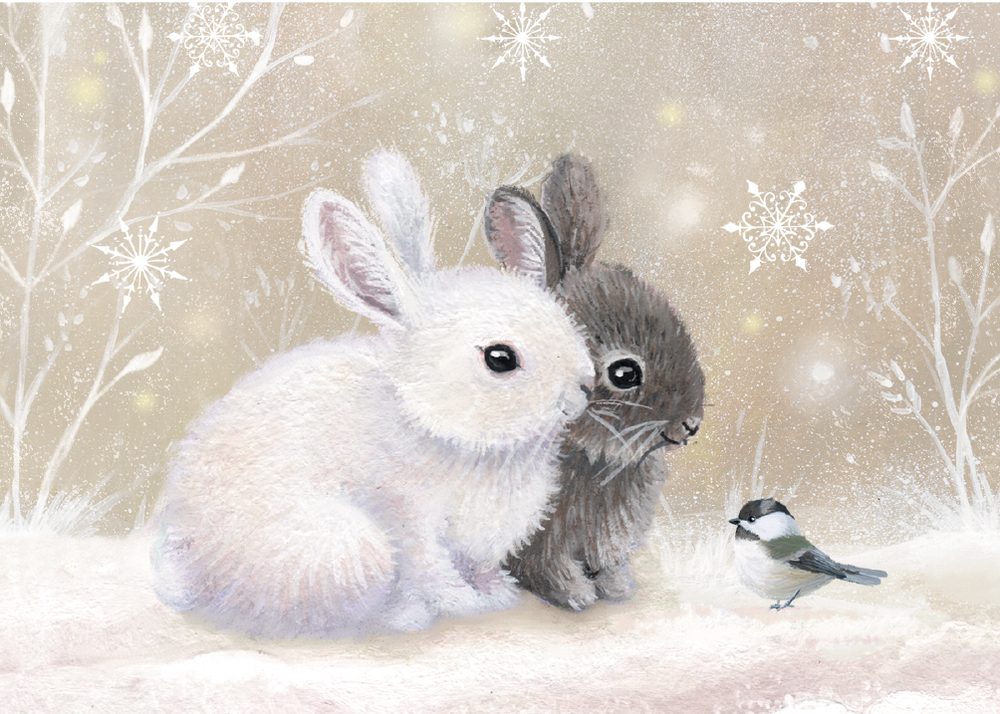 Zwei Kaninchen, eins weiß, eins braun, und ein Vogel sitzen im Schnee umgeben von verschneiten Pflanzen.