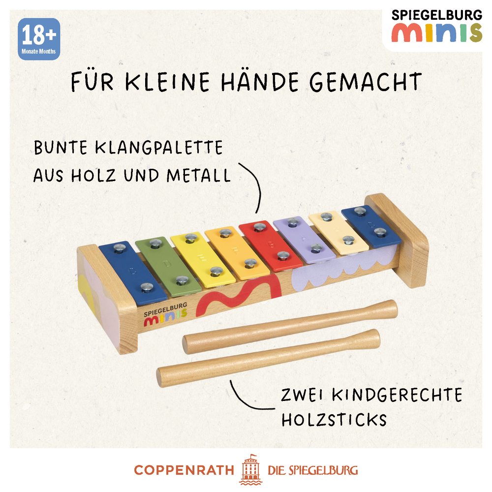 Buntes Glockenspiel aus Holz und Metall, zwei kindgerechte Holzschlägel, heller Hintergrund.