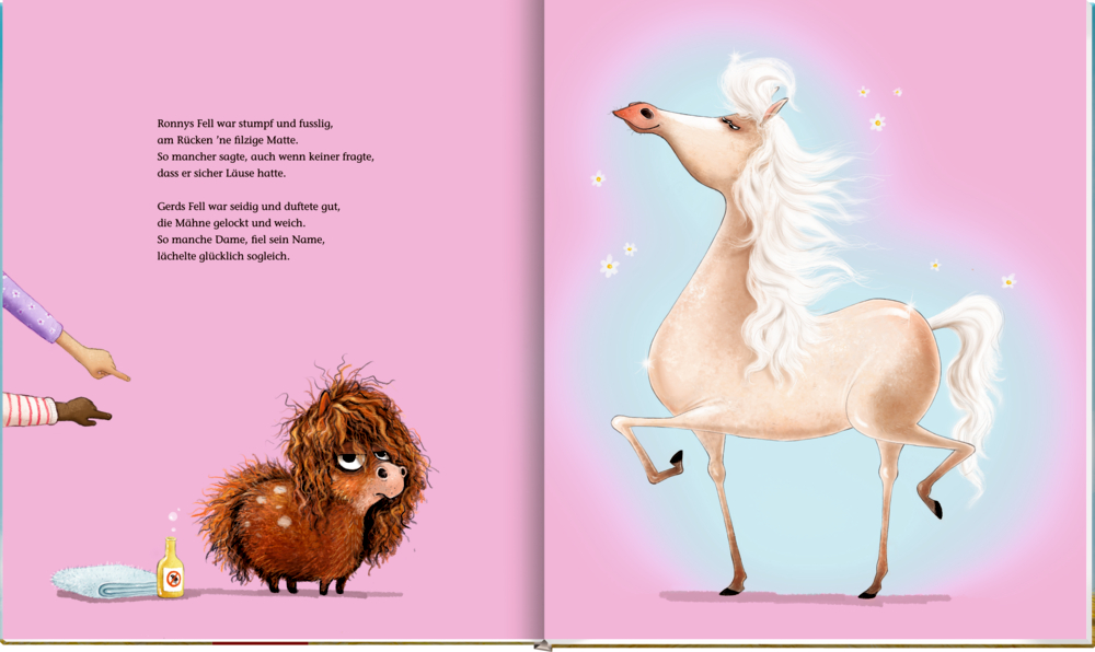 Ein braunes Pony und ein weißes Pferd stehen vor rosa Hintergrund neben einer Shampooflasche.