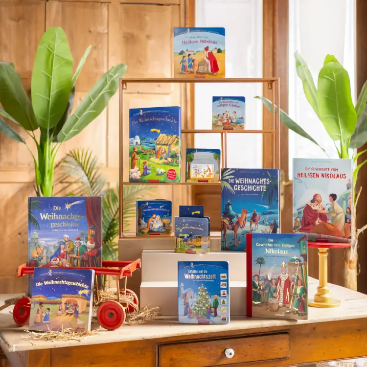Christliche Kinderbücher auf einem Tisch mit mehreren Etagen drapiert