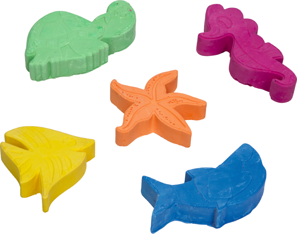 Fünf bunte Straßenmalkreiden in Form von Schildkröte, Seepferdchen, Seestern, Fisch und Wal auf weißem Hintergrund.