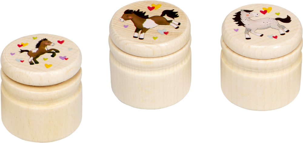 Drei kleine Holzdosen mit gemalten Ponys und bunten Herzen auf den Deckeln.