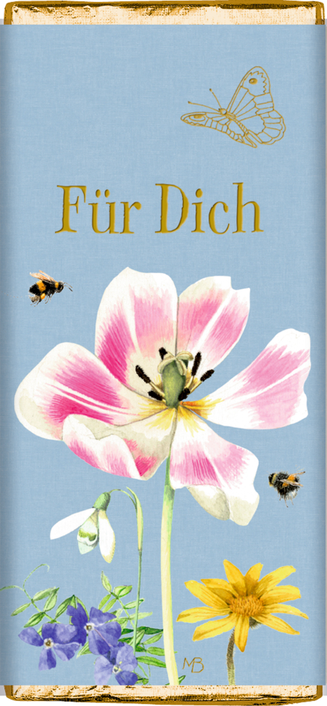 Schokoladentafel mit Schriftzug Für Dich sowie Blumen und Insekten auf hellblauem Grund.