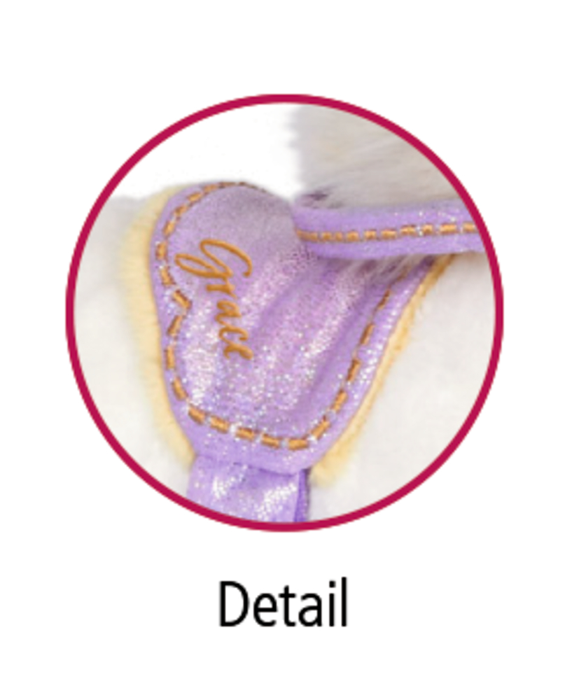 Nahaufnahme eines lila Glitzergeschirrs mit dem aufgestickten Wort „Grace“ an einem Plüschtierkörper.