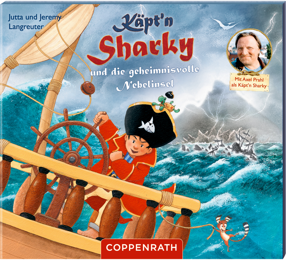CD Hörspiel: Käpt'n Sharky und die geheimnisvolle Nebelinsel Lächelnder Piratenjunge steuert ein Schiff, um ihn herum stürmische See und im Hintergrund sind Berge zu sehen.