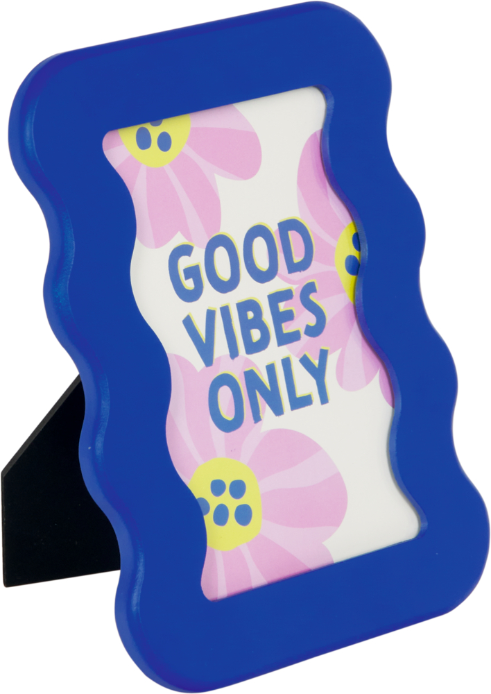 Blauer Bilderrahmen mit pinken Blumen und dem Text GOOD VIBES ONLY auf weißem Hintergrund.