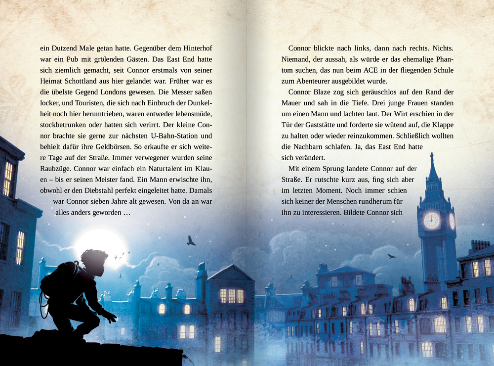 Silhouette eines hockenden Jungen in der Nacht, im Hintergrund sind Stadtgebäude und ein Kirchturm zu sehen.