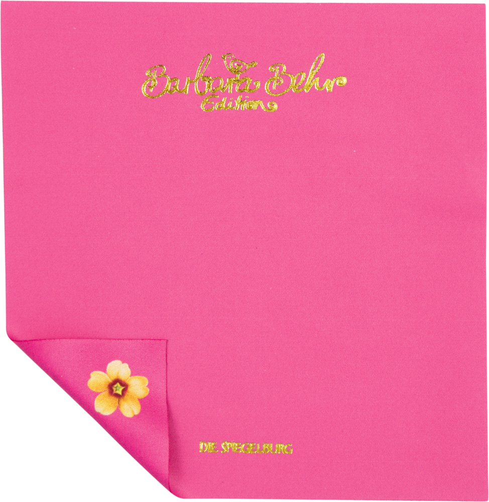 Ein pinkes Tuch mit goldfarbenem Text und einer kleinen gelben Blume unten links.