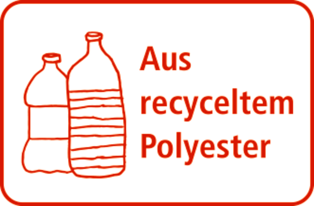 Zwei Plastikflaschen. Auf beiden steht der Text Aus recyceltem Polyester in Rot.