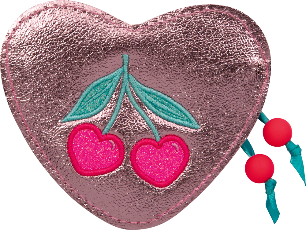 Herzförmiges metallic-pinkes Täschchen mit gestickten Kirschen und grünen Blättern, gebunden mit türkisem Band und roten Perlen.