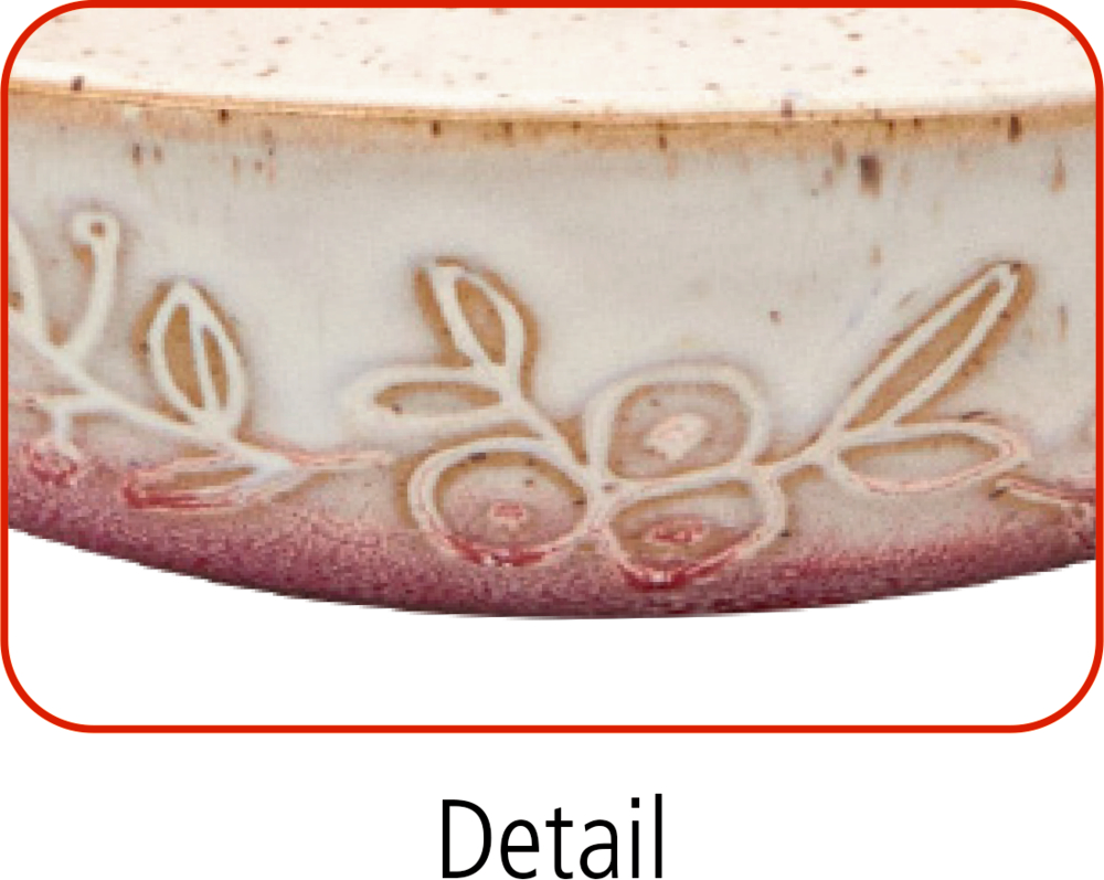 Detail einer hellen Keramikschale mit geprägtem Blumenmuster und rotem Farbverlauf.