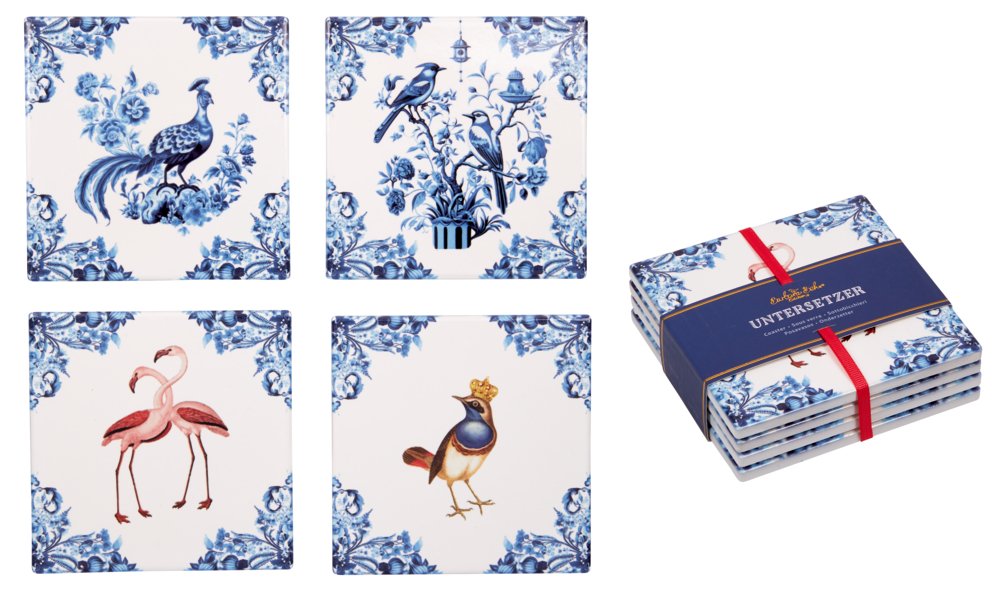 Untersetzer Royal Blue - B. Behr (4er Set) Set aus vier Untersetzern mit blauen Blumen- und Vogelmotiven, wobei ein Stapel mit einem roten Band zusammengehalten wird.