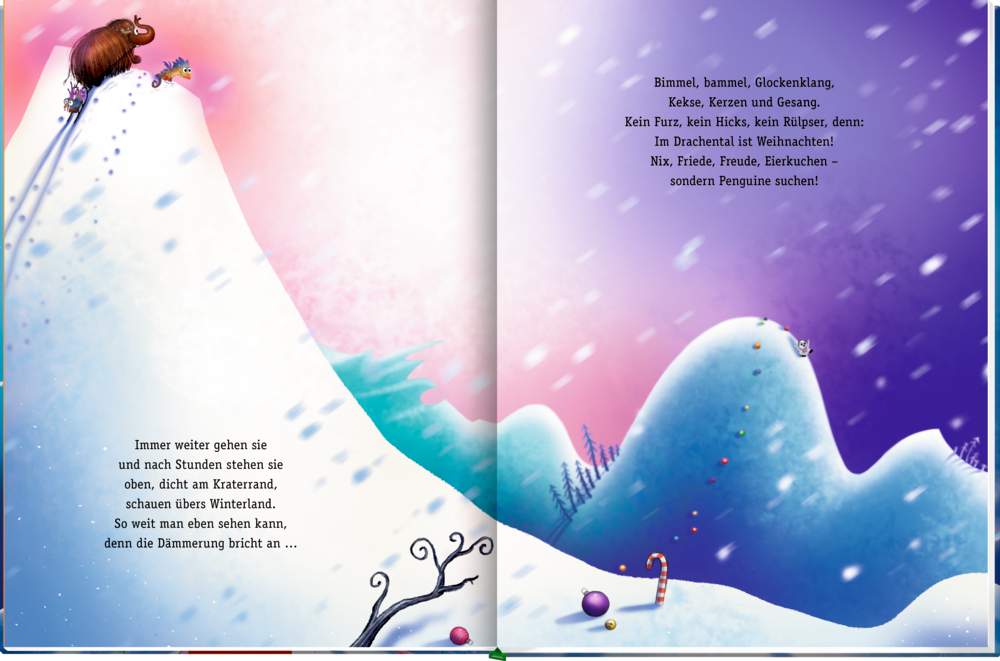 Ein braunes Mammut, ein Drache und ein Huhn stehen auf einem verschneiten Hügel und suchen die Winterlandschaft ab, auf einer Doppelseite mit Text.