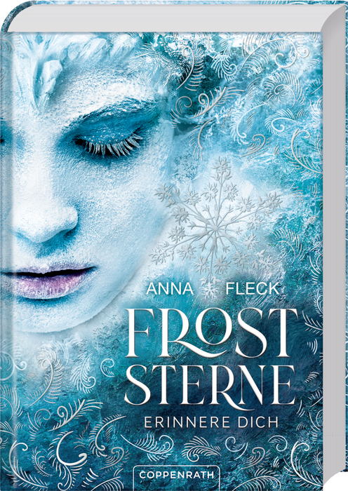 Froststerne (Bd. 1/Romantasy-Trilogie) - Erinnere dich! An einander gereihte Exemplare von Froststerne, jedes mit blauem, eisigem Gesicht und winterlichem Coverdesign.