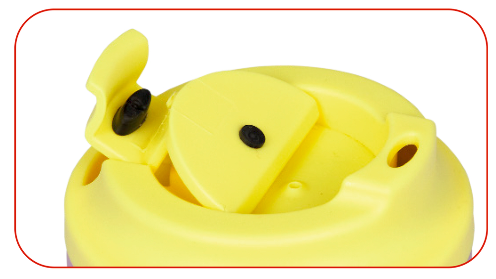 Gelber Kunststoffflaschendeckel mit geöffnetem Klappverschluss in Nahaufnahme.