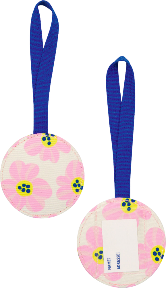 Zwei runde, geblümte Kofferanhänger mit blauen Bändern und Namensschildfach auf der Rückseite.