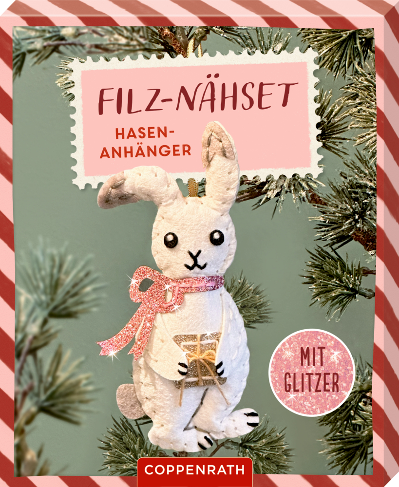 Nähset mit Filz-Hasen-Motiv und Glitzer, hängend an einem Tannenzweig, Coppenrath-Verpackung.