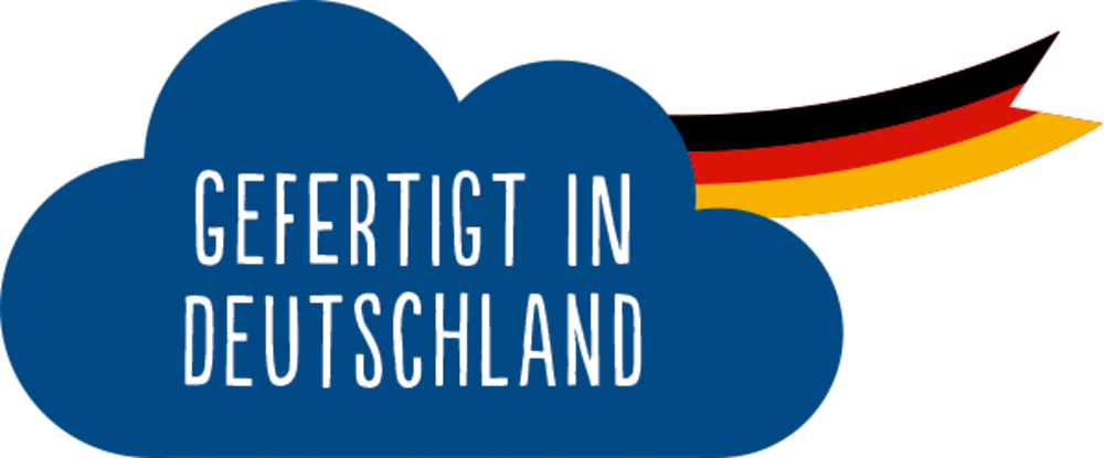 Blaue Wolke mit dem Text „Gefertigt in Deutschland“, hinter der Wolke ist ein Band mit der deutschen Flagge zu sehen.