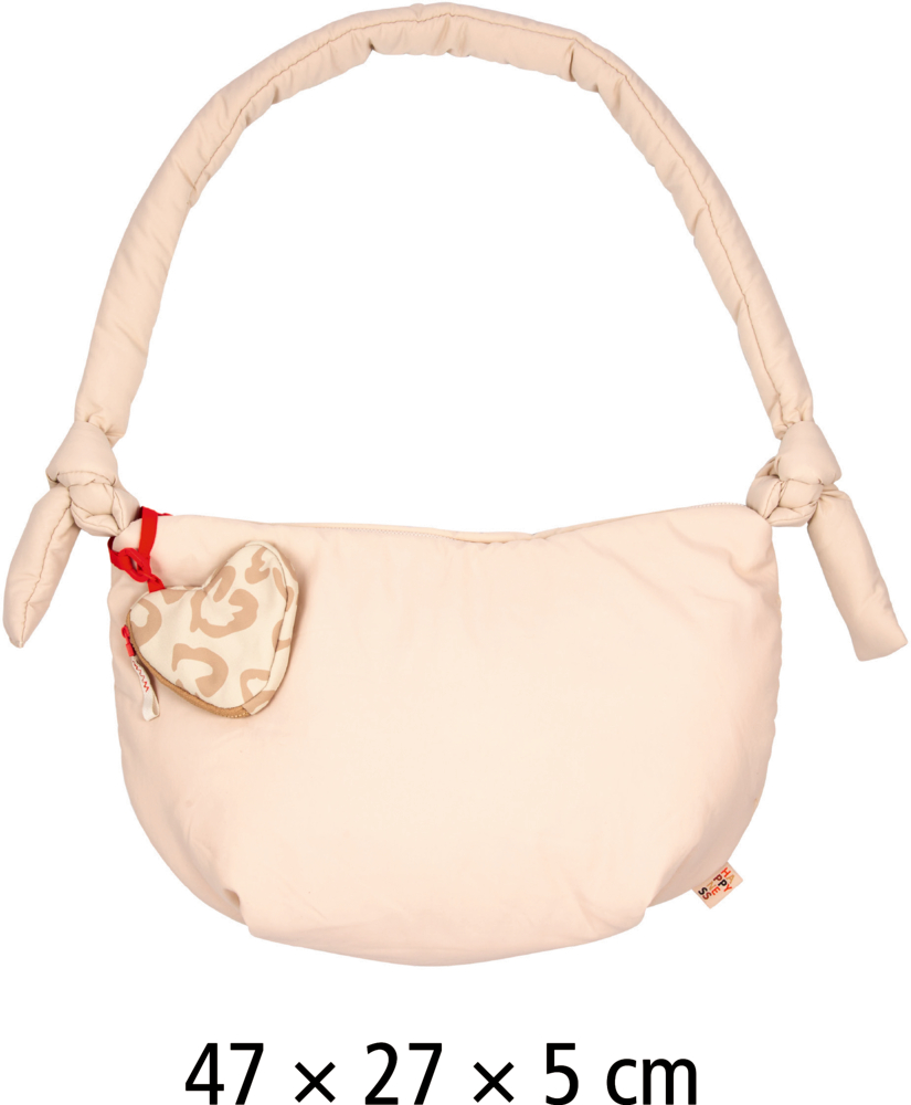 Beige Schultertasche mit gepolstertem Henkel und kleinem herzförmigem Anhänger in Beige mit Muster.