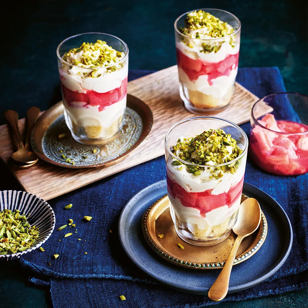 Rhabarber-Rosenwasser-Pistazien-Trifle