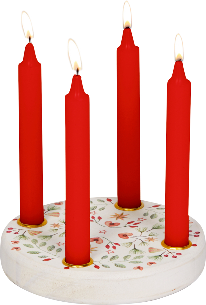 Auf einem runden, weißen Kerzenständer mit floralem Muster brennen vier rote Kerzen.