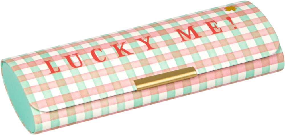 Pastellkariertes Brillenetui mit „LUCKY ME!“ in roten Buchstaben auf dem Deckel.