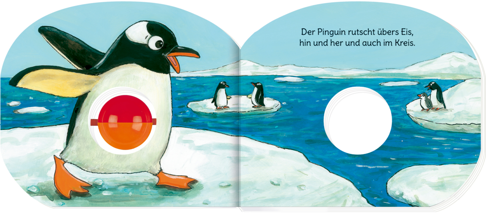 Ein Pinguin rutscht auf Eis nahe Wasser. Zwei Pinguine stehen auf Eisschollen im Hintergrund. Text oben.
