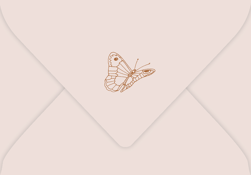 Rückseite des Briefumschlags: Ein einfacher, mit einer Linie gezeichneter Schmetterling ziert die Klappe eines hellrosa Umschlags.