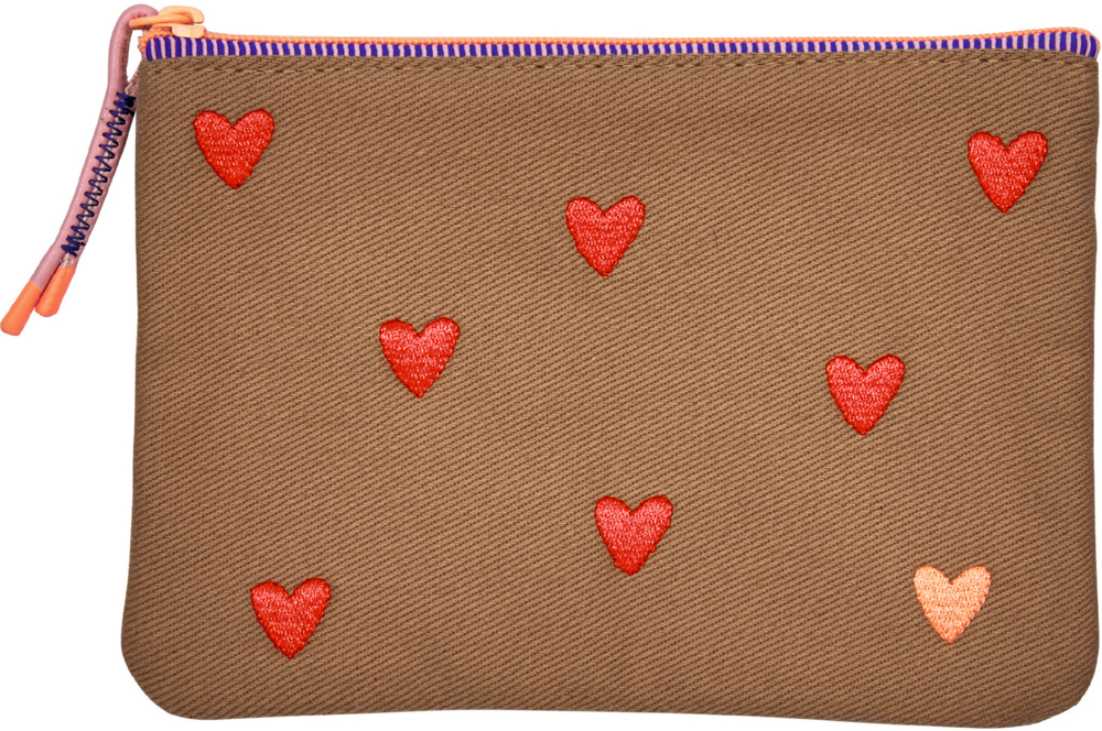 Beige Stofftasche mit apricotfarbendem Reißverschluss und aufgestickten roten Herzen in Reihen angeordnet.