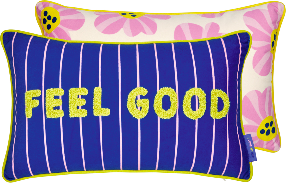 Zwei Zierkissen. Auf einem steht FEEL GOOD. Das andere zeigt rosa Blumen auf weißem Grund.
