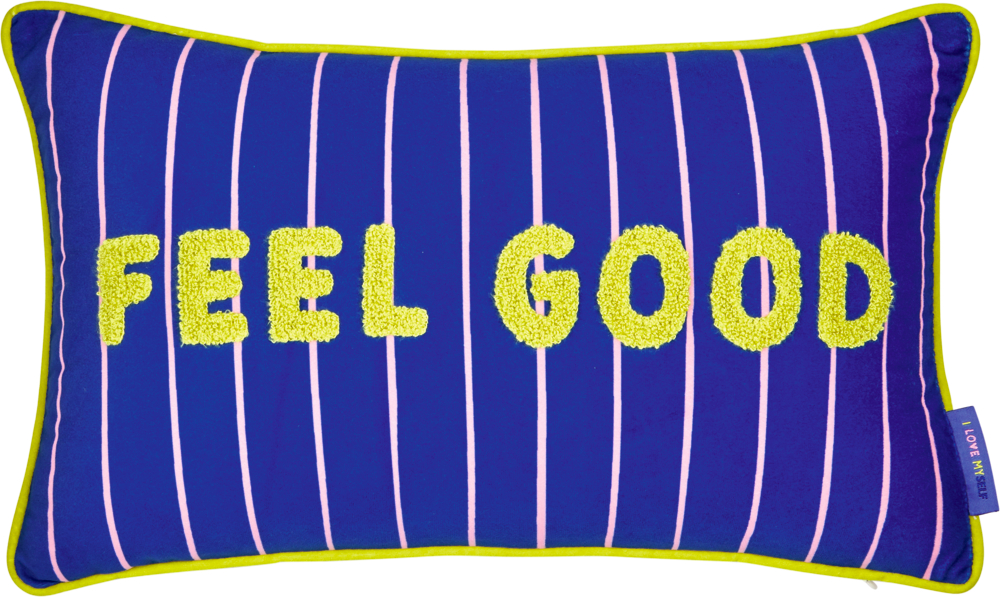 Rechteckiges blaues Kissen mit weißen Streifen und gelbem Text FEEL GOOD auf der Vorderseite.