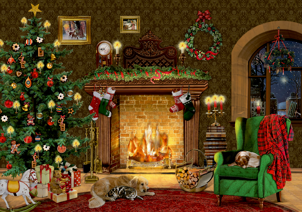 Weihnachtlich geschmücktes Wohnzimmer mit Kamin, Tannenbaum, Geschenken, Tieren und grünem Sessel mit roter Decke.