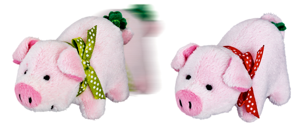 Glücksschweinchen Zwei kleine, rosa Plüschschweine mit gepunkteten Schleifen – eines grün, eines rot –.