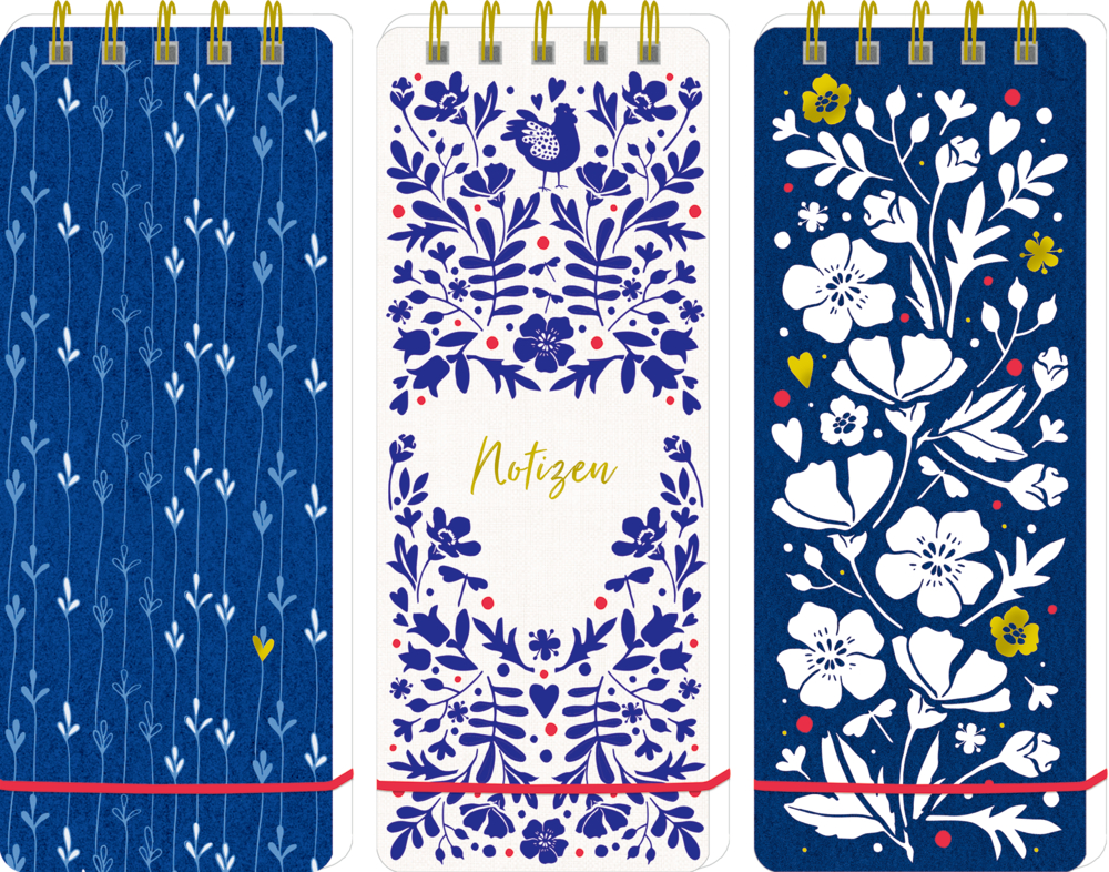 Drei Notizblöcke mit Blumenmustern in Blau und Weiß, einer mit Goldschrift Notizen.