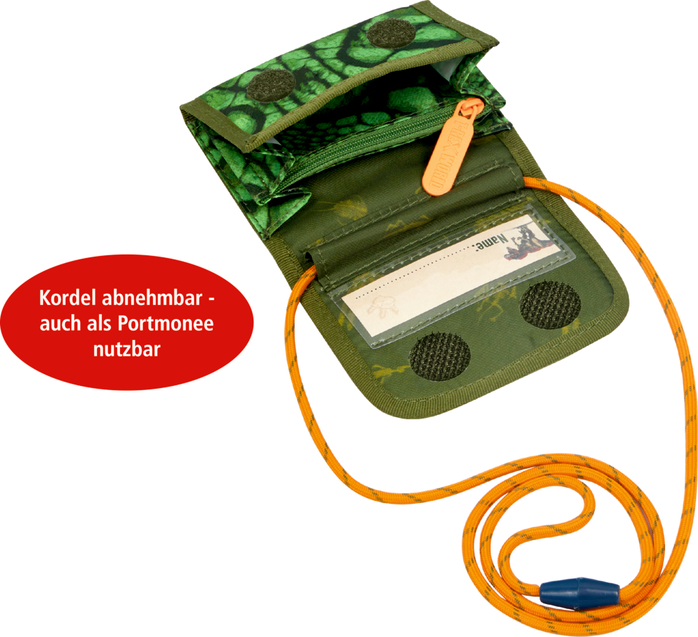 Grüner aufgeklappter Brustbeutel mit orangener, abnehmbarer Kordel, Sichtfenster und Text.