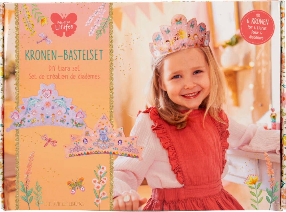 Kronen-Bastelset - Prinzessin Lillifee Ein Mädchen im roten Kleid trägt eine selbstgebastelte Krone; dann ist das DIY-Kronen-Bastelset zu sehen.