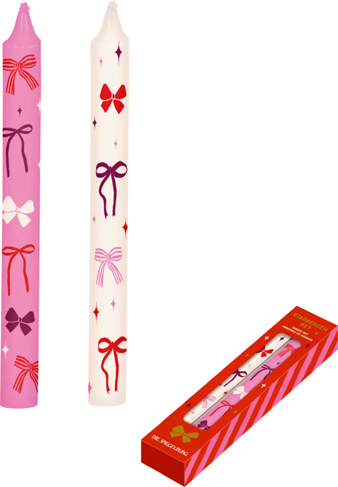 Zwei Stabkerzen in Rosa und Creme mit Schleifenmuster in Rot, Lila und Weiß, daneben passende rote Verpackung.