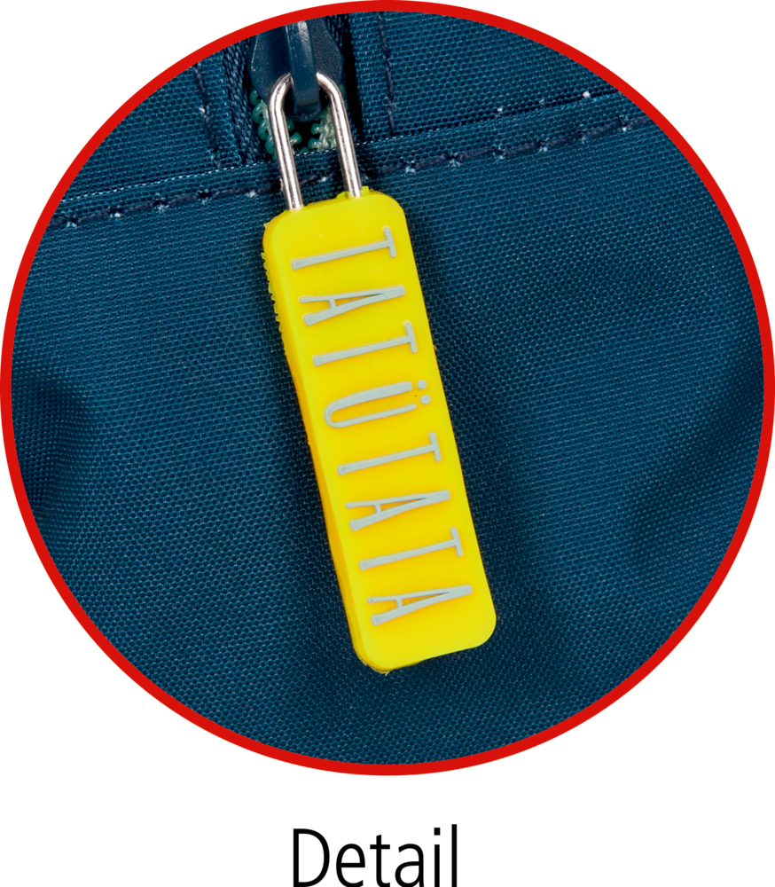 Nahaufnahme eines gelben Reißverschlusszippers mit der Aufschrift „TATÜTATA“ auf blauem Stoffhintergrund.