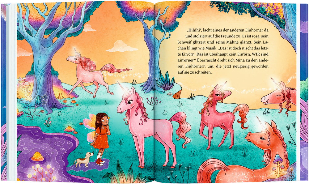 Ein Mädchen und ein Hund beobachten rosa Einhörner an einem Teich in einem lebendigen, magischen Wald, auf einer Doppelseite mit Text.