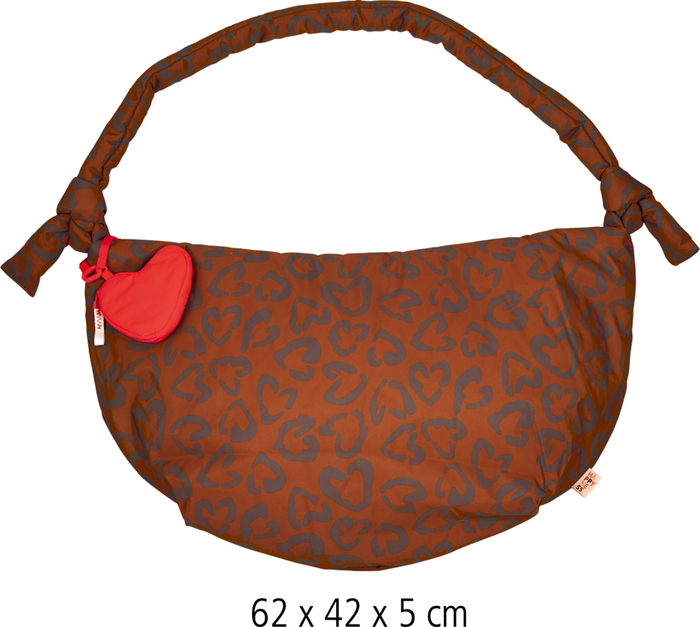 Brauner Shopper mit dunkelbraunem Herz-/Leomuster, gepolstertem Henkel und rotem herzförmigem Anhänger, Maße 62 x 42 x 5 cm.